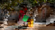 Bønder som benytter seg av moderne jordbruksteknologi, slipper å hente vann i brønner og elver så ofte. Foto: Kirkens Nødhjelp