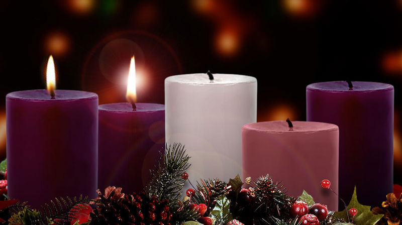 Adventskrans med fem lys og to lys tente