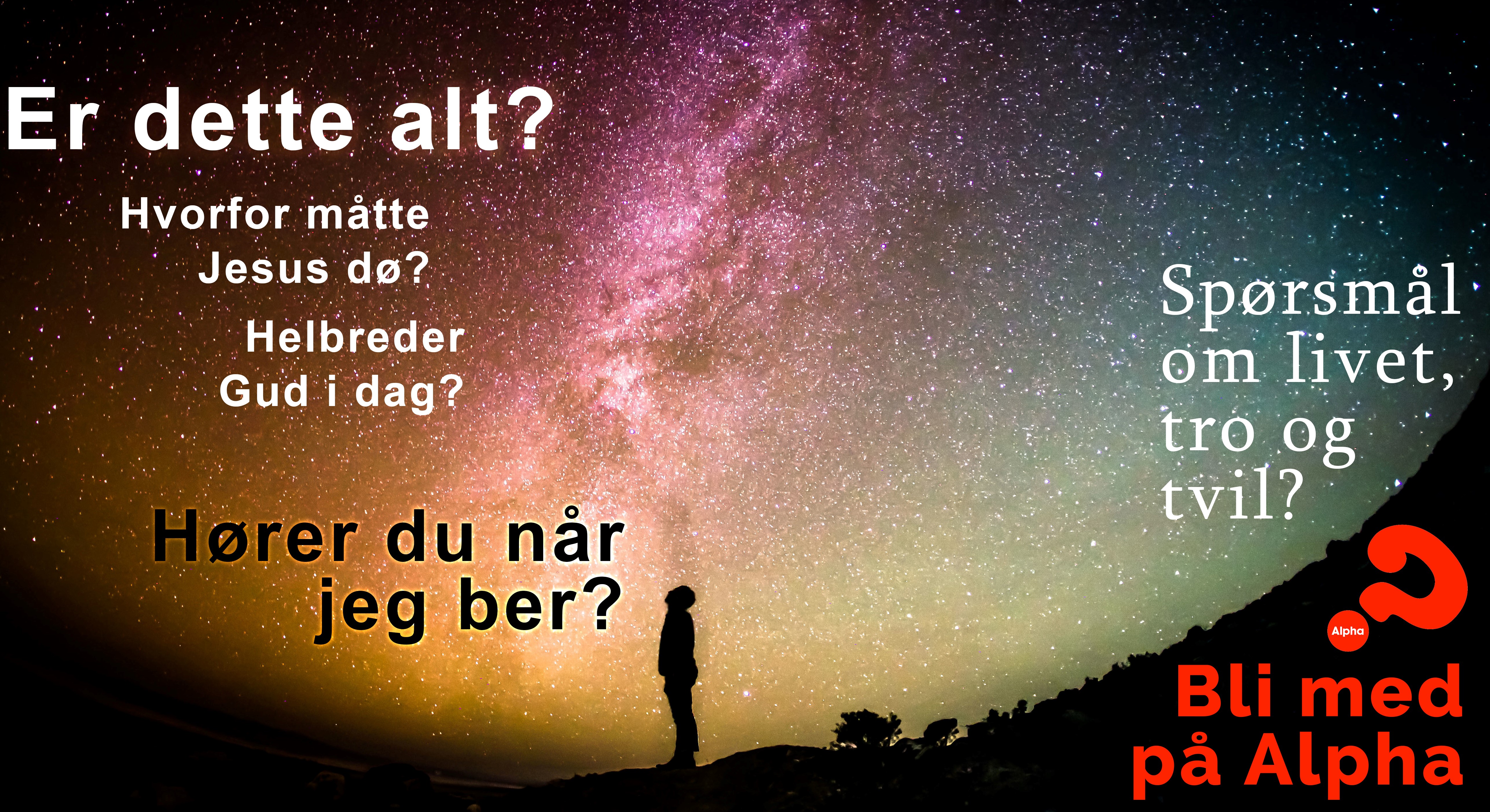 Liten silhuett i landskap ser opp på nattehimmelen.