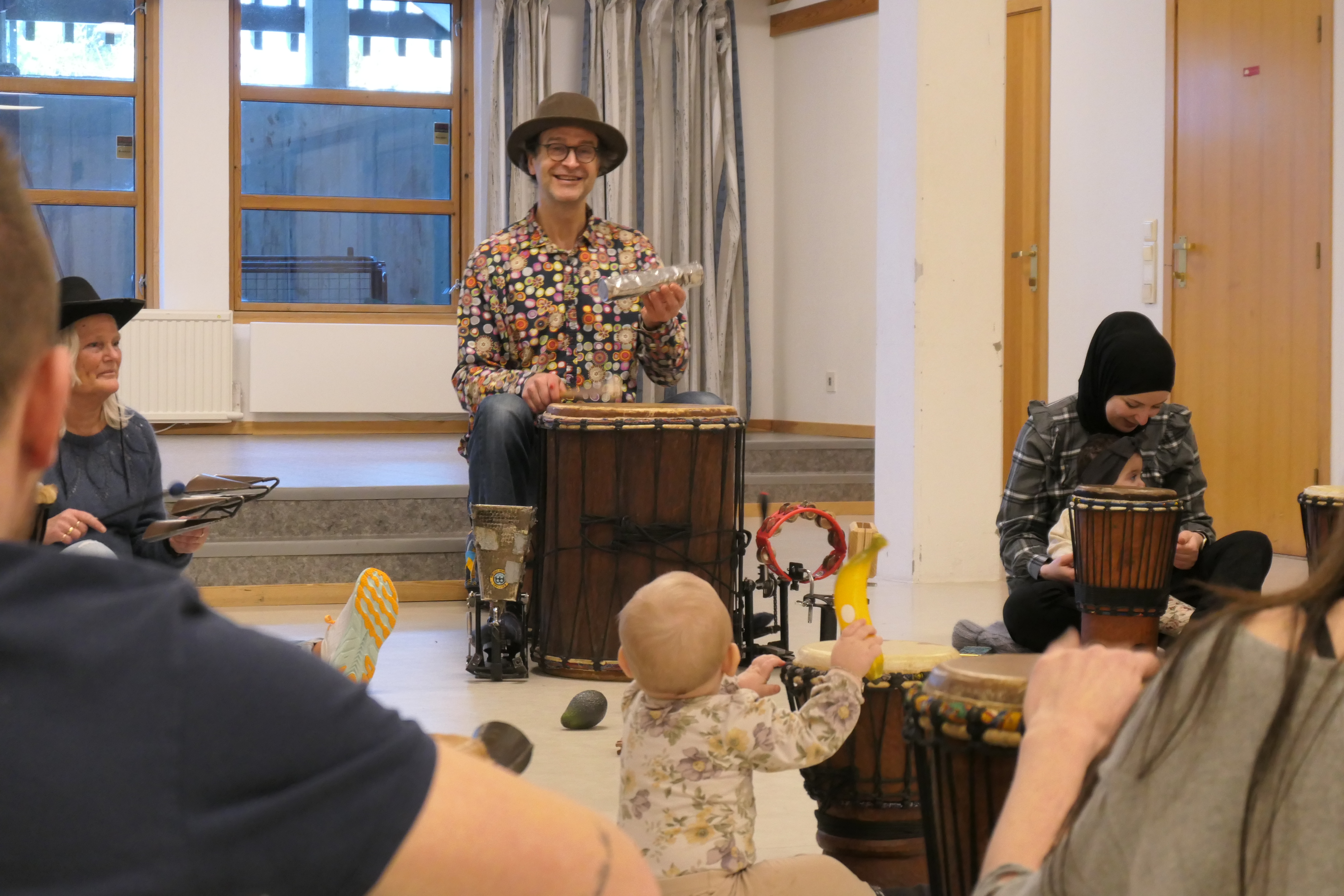 Det er alltid god stemning når Trommelars kommer til Olsvik åpen barnehage. Stikk innom, du også! Foto: Nobukazu Imazu