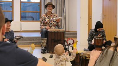 Det er alltid god stemning når Trommelars kommer til Olsvik åpen barnehage. Stikk innom, du også! Foto: Nobukazu Imazu