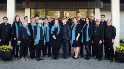 Medlemmene i Colla Voce stilt opp utenfor Olsvik kirke