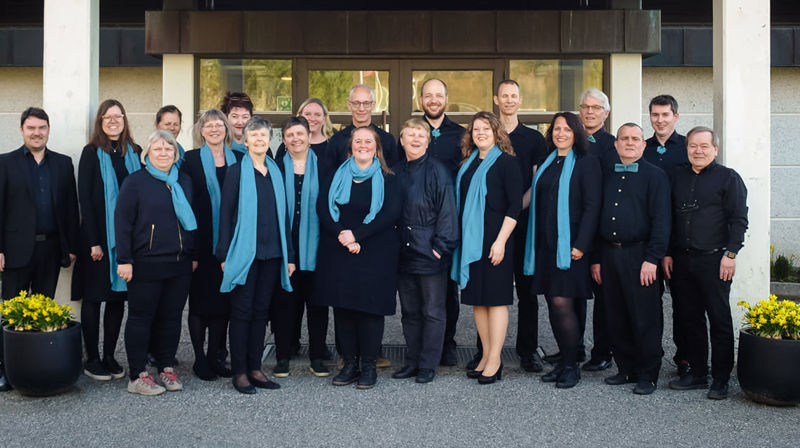 Medlemmene i Colla Voce stilt opp utenfor Olsvik kirke
