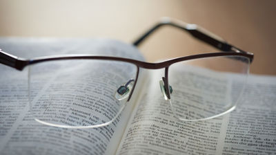 Nærbilde av briller på bibel