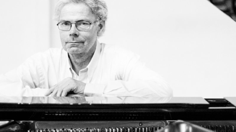 Kantor Rune Johnsen Klevberg bak flygelet