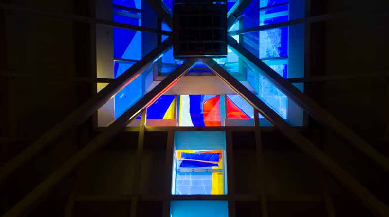 Kunstglass av Kjell Nupen i taket i Olsvik kirke