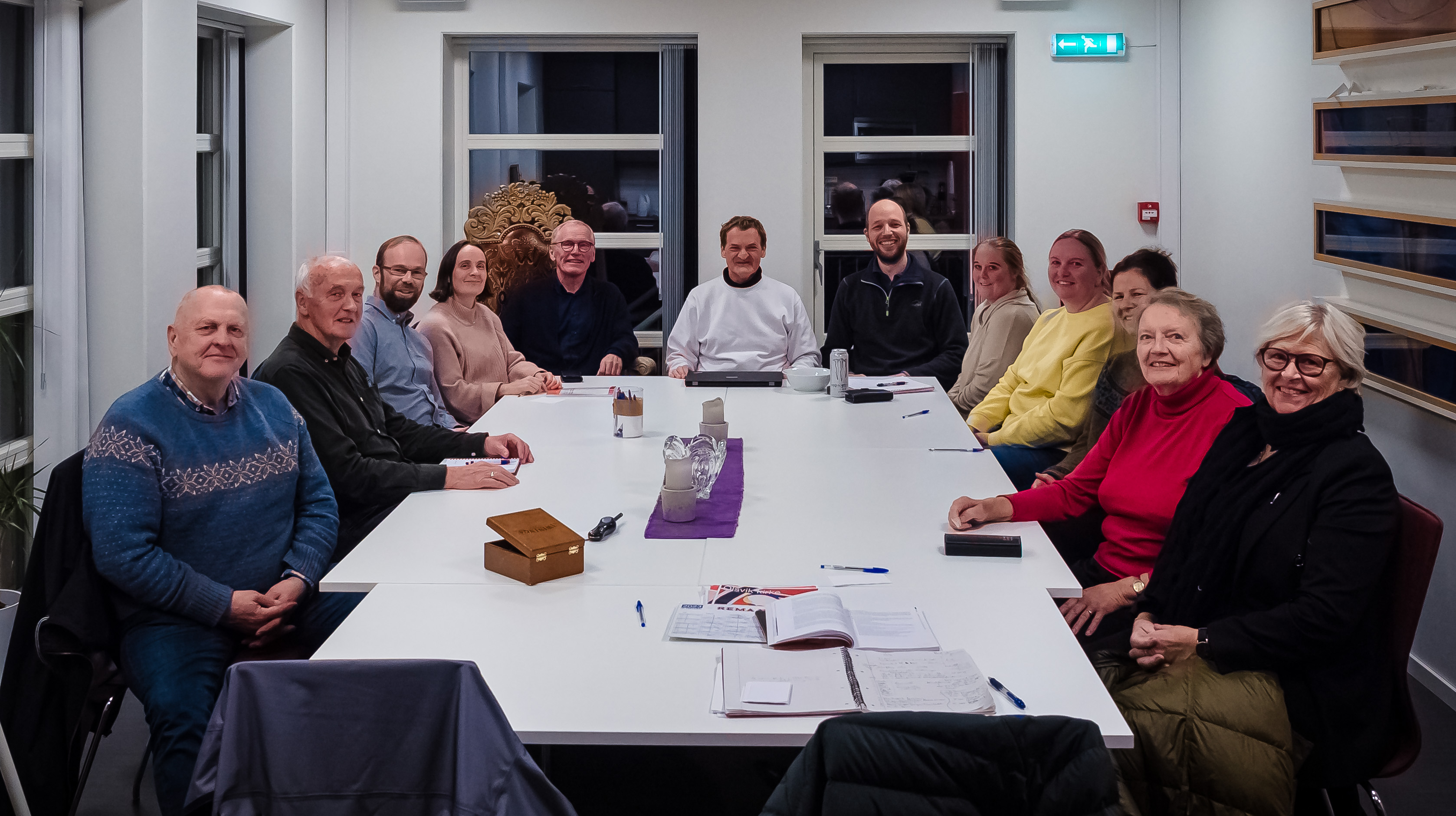 Menighetsrådets medlemmer på konstituerende møte. To varamedlemmer er ikke til stede. Foto: Christer van der Meeren.