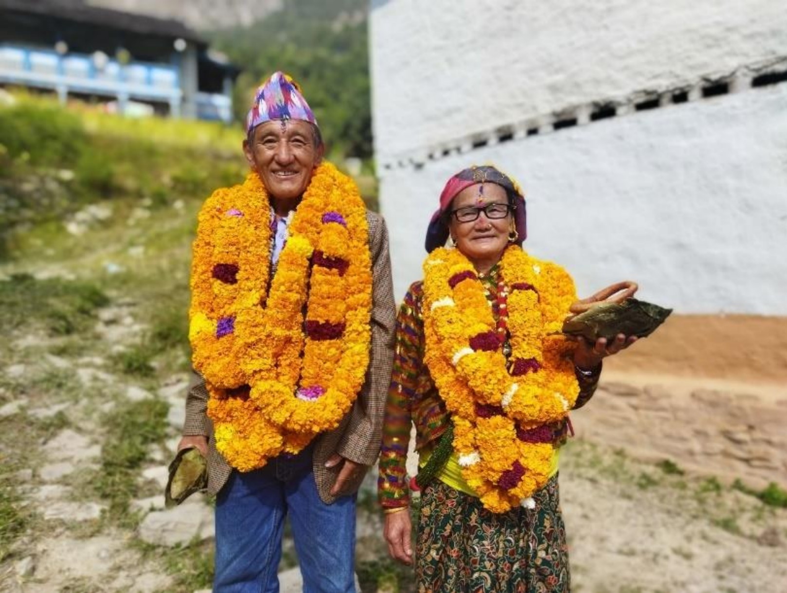 To festkledde nepalesere