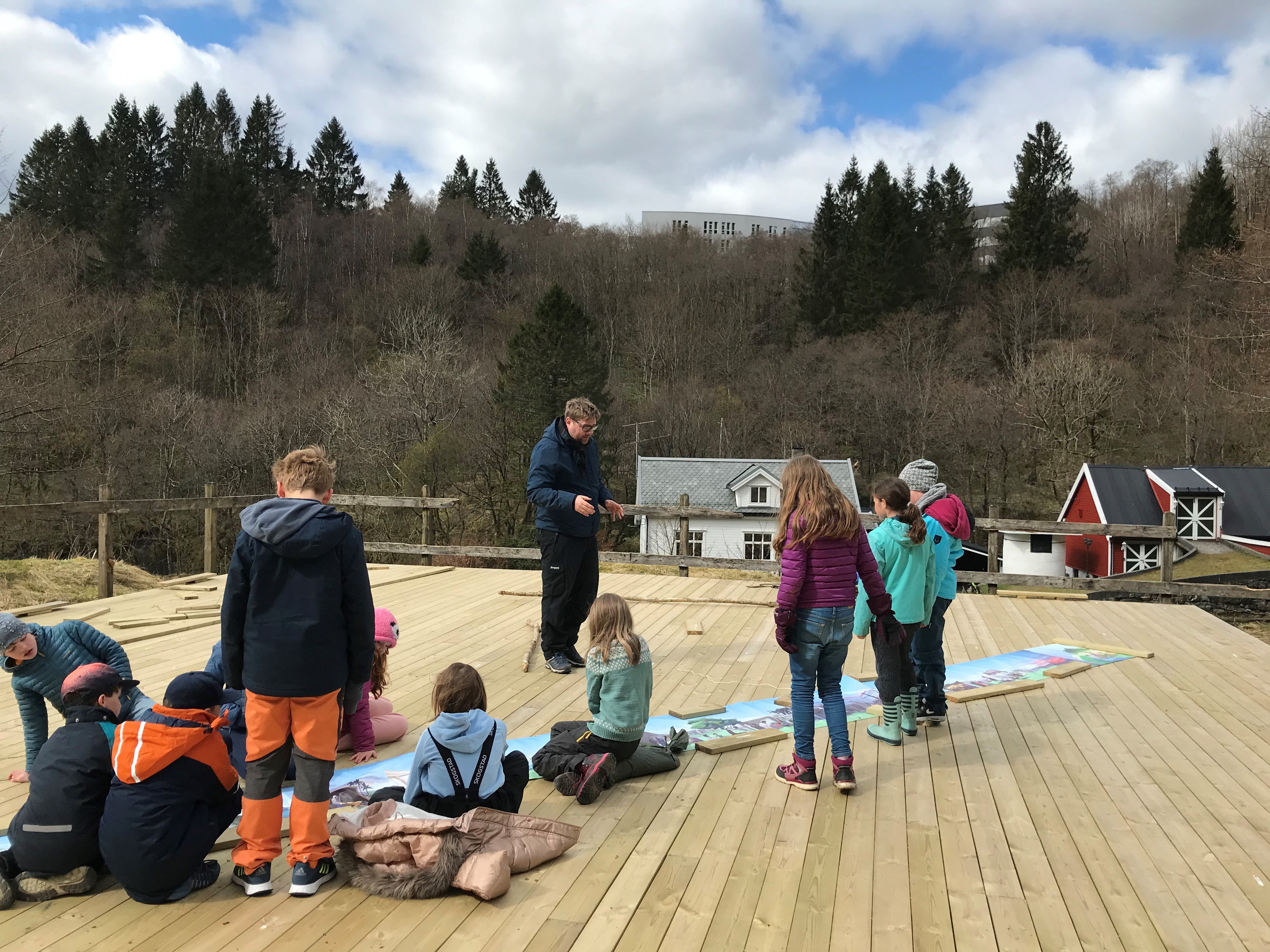 Juniorkonfirmanter studerer "Tidslinjen" som inneholder bilder fra bibelfortellingene.