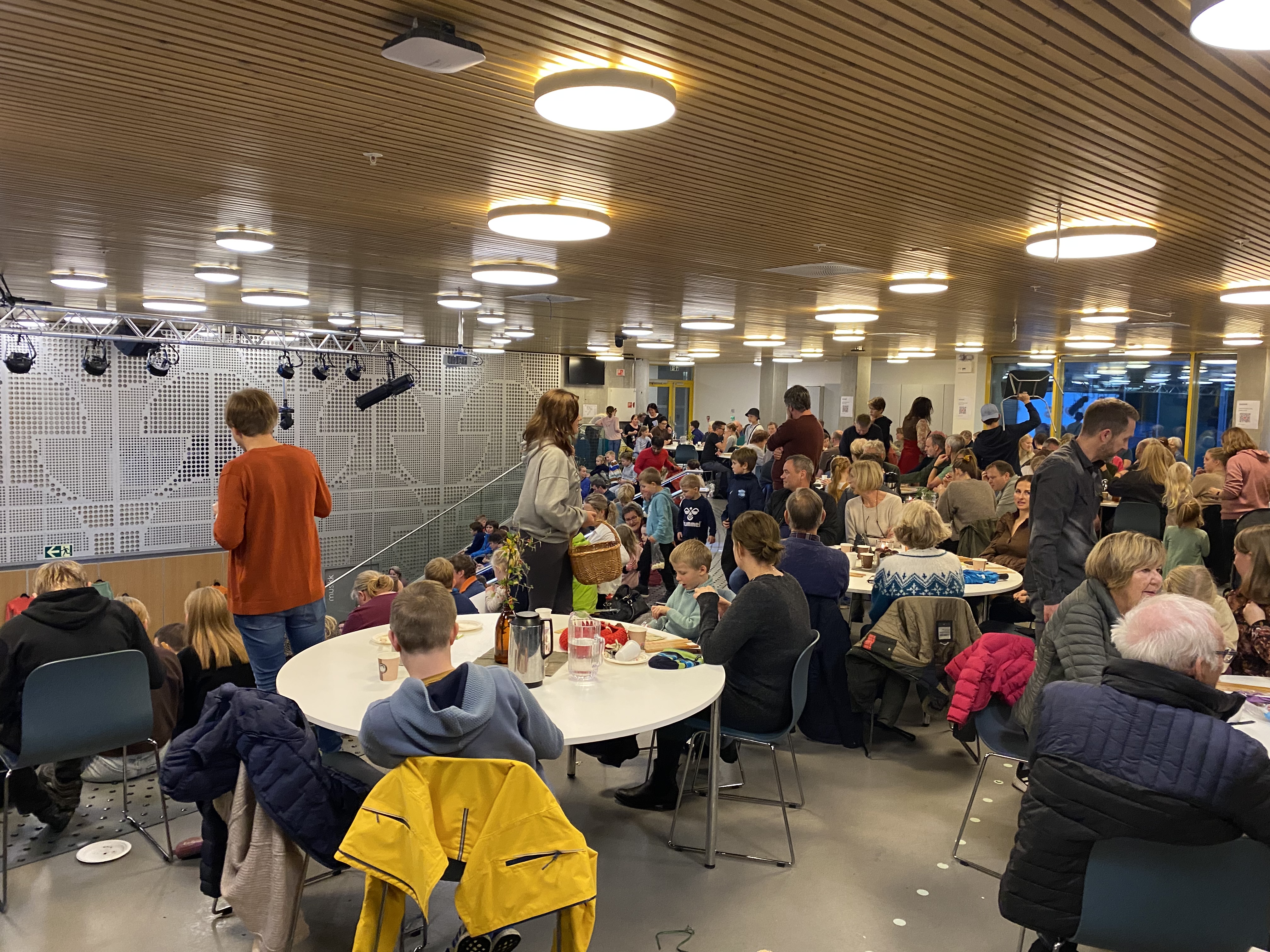 Det var fullt hus på Nattland oppveksttun da Sædalen arrangerte sin første basar til inntekt for den nye kirken.