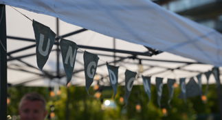 Ungdommer danser på julespillet