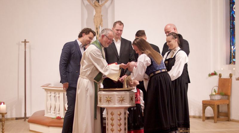 Å bære et barn til dåp