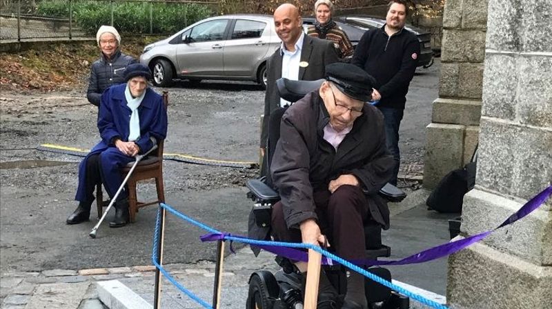 Nytt handicapvennlig inngangsparti og tenning av julelys