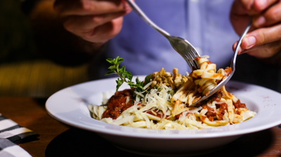 Hvert år kaster vi flere tusen tonn med mat. Økt bevissthet rundt forbruk er med på å spare miljøet. Foto: canva.com