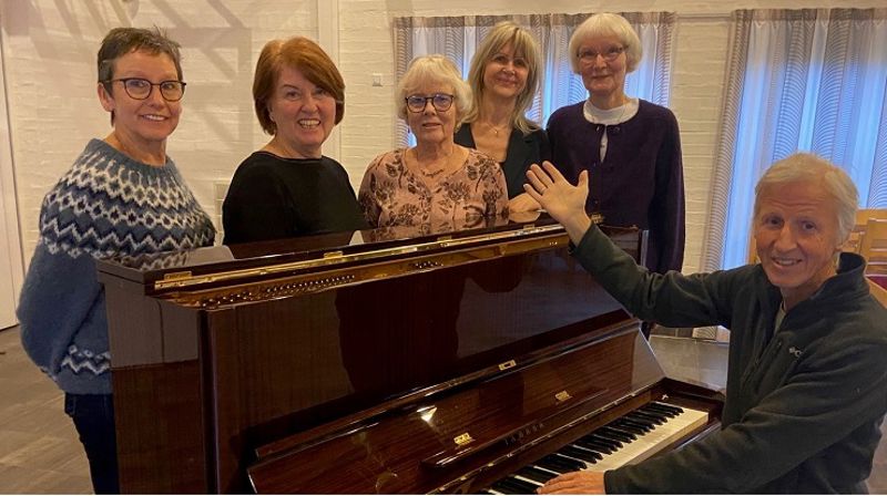 Lederteam : Marion Hammer, Tove Brekke, Aud Hatlevik, Mette Baarøy, Ellen Fasmer  Ved pianoet:  Dirigent Jan Tufteland.  Jan er utdannet musiker med fløyte som spesialitet.