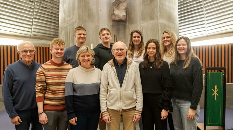 Det nye menighetsrådet i Slettebakken sokn.  Foran fra vestre: Sverre Elias Trætteberg, Einar Gangsøy Eide (nyvalg leder), Irene Furuberg, Knut Grevstad, Benedicte Bergtun, Ingrid Hansen Justlar (nyvalg nestleder). Bak fra venstre: Fredrik Malvin Gullaksen, Eyvinn Matias Kvamme Vågstøl, Ingrid Louise Fluge-Hole, Pia Henriette Davanger Angel. I tillegg er Anders Jæger Rønneseth, Karoline Husevåg Kvalvsik, Sveinung Botnen, Tone Fjeldberg Rotevatn og Margit Galdal med i menighetsrådet.