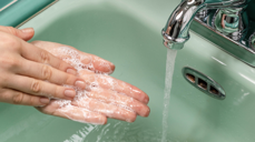 Grundig håndvask er viktig for å unngå å spre smitten. Foto: Unsplash
