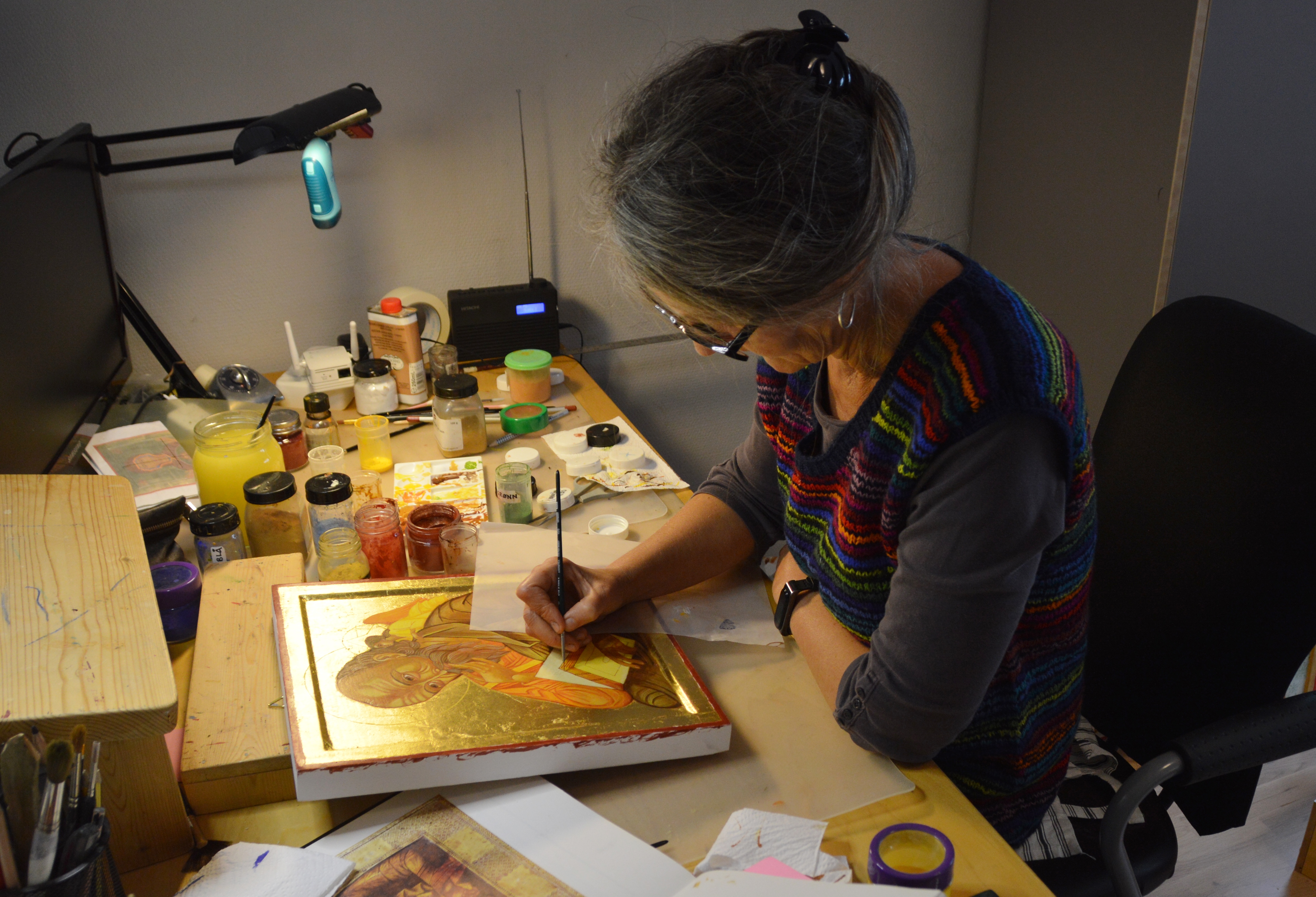 I arbeid: kunstner Margit Galdal i dyp konsentrasjon over arbeidet sitt