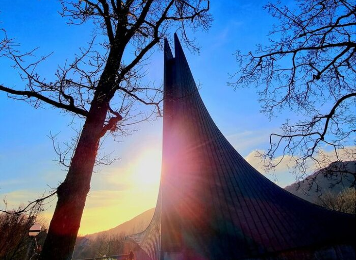 På bildet ser vi Slettebakken kirke med en lav høstsol i bakgrunnen - foto Kari Linda Schrøde-Bråtane