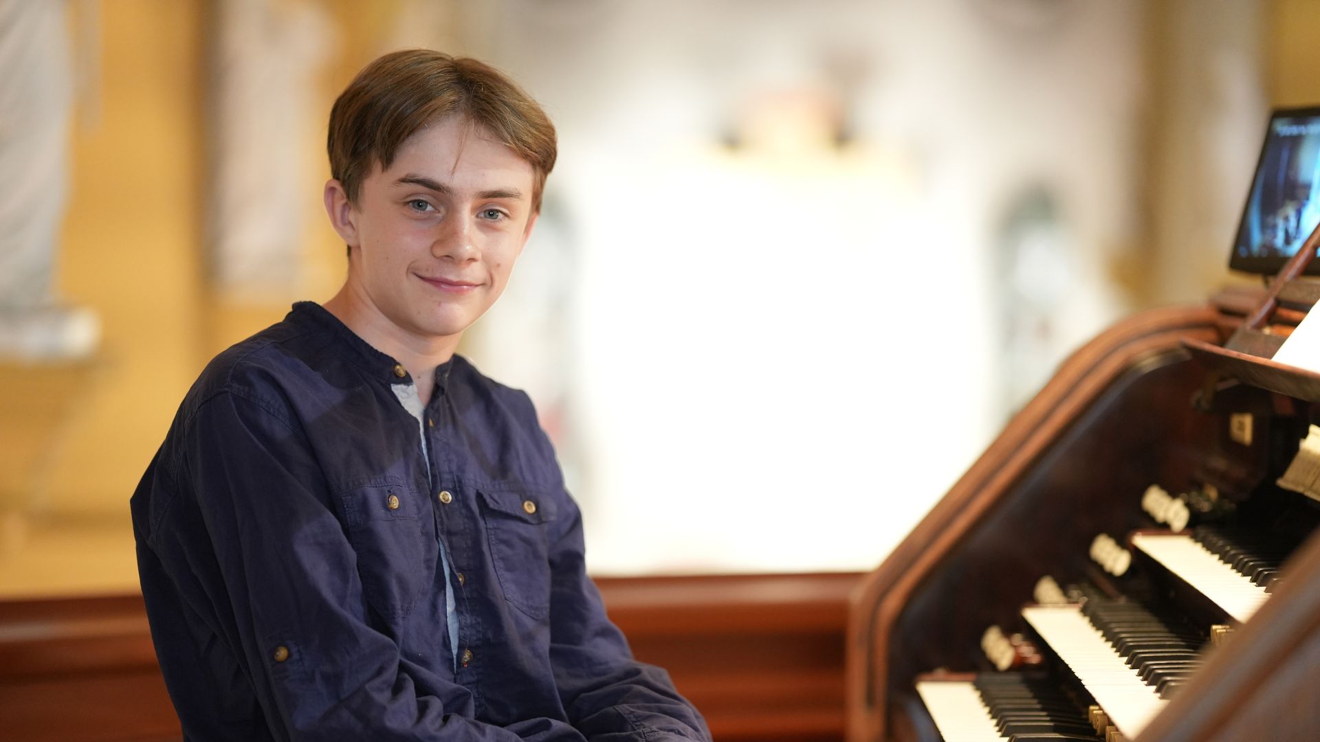 Oskar Vold Hydle på orgelkrakken i St. Paul kirke, der han skal spille lørdag 23. august. 