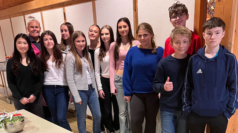 Marte, Quingcheng, Hanne, Mathilde, Ana,Ulrikke, Luna, Malin, Mariel, Tobias, Patrik, Henrik og lærer Hege fra 9.trinn på Skranevannet skole.