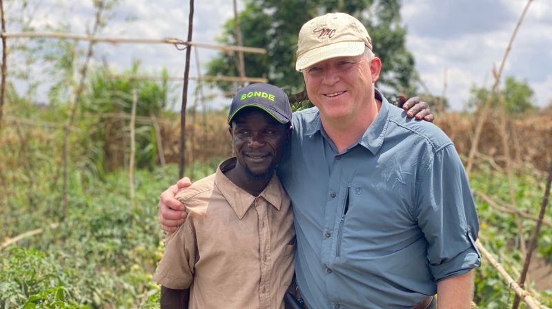 Bonden Harry og agronomen Lars Peter i Malawi. Foto: Geir Endre Kristoffersen (Kirkens Nødhjelp)