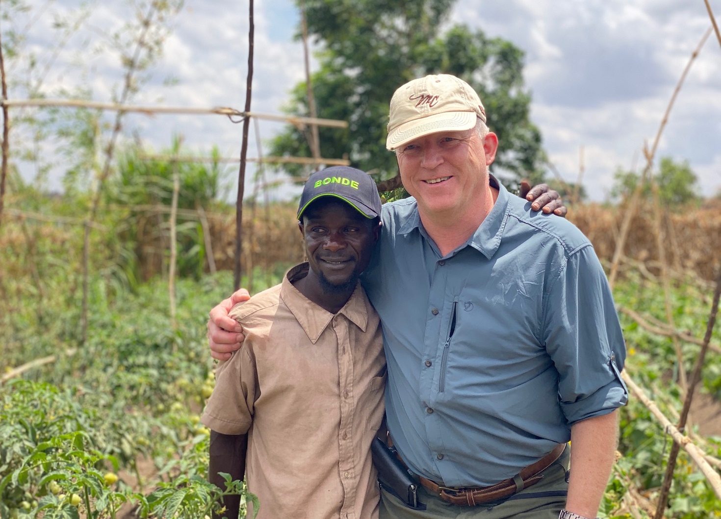 Bonden Harry og agronomen Lars Peter i Malawi. Foto: Geir Endre Kristoffersen (Kirkens Nødhjelp)