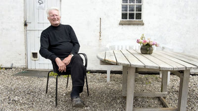 Hein Heinsen foran sitt verksted og atelier i Danmark.