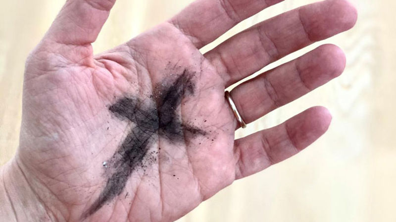 På askeonsdag kan du få tegnet et kors i hånden eller på pannen.