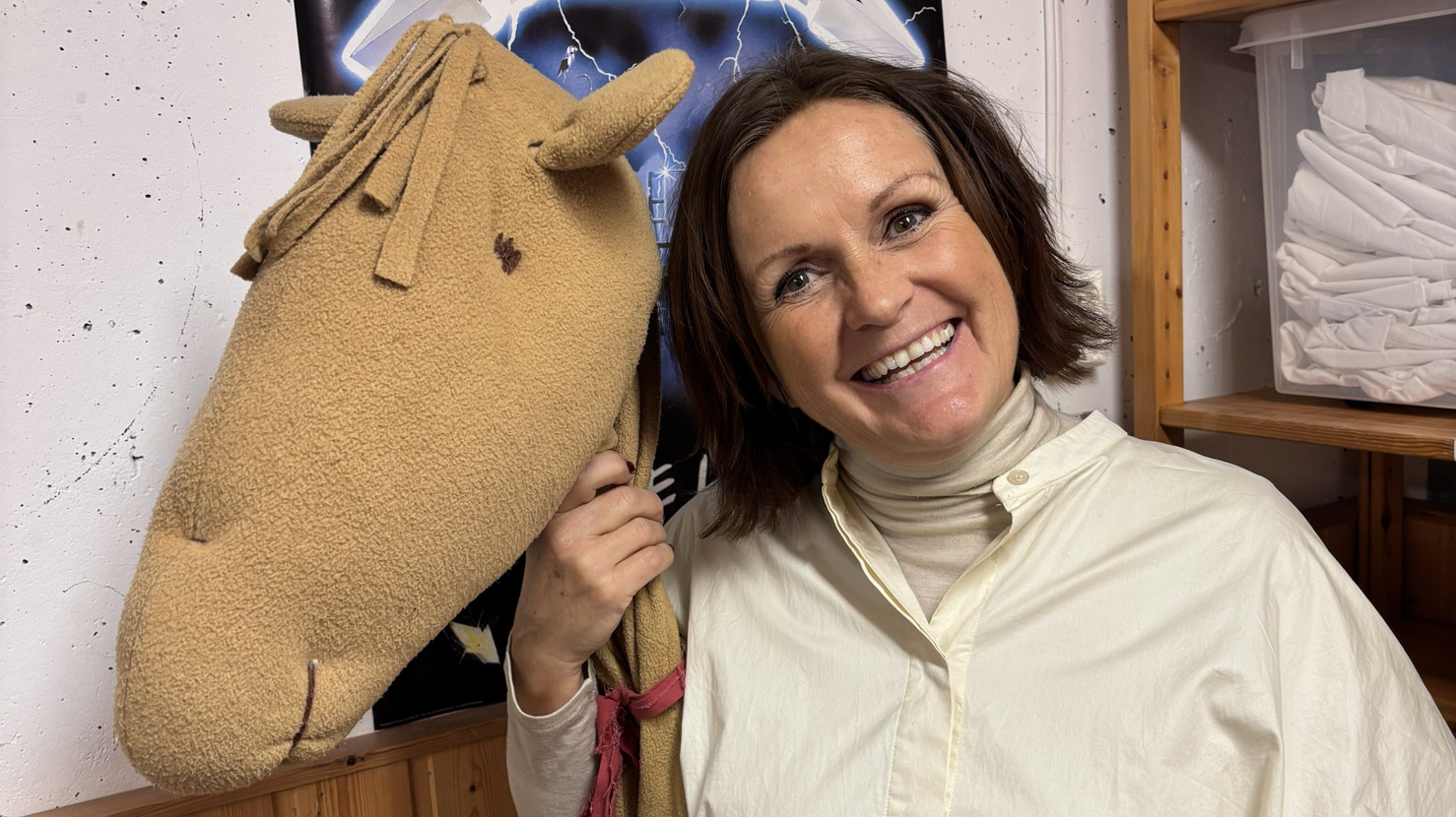 Avdelingsleder Astrid Låstad og kamelen har begge lang fartstid i julespillet som Aurdalslia skole spiller i Søreide kirke hvert år.