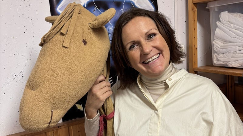 Avdelingsleder Astrid Låstad og kamelen har begge lang fartstid i julespillet som Aurdalslia skole spiller i Søreide kirke hvert år.