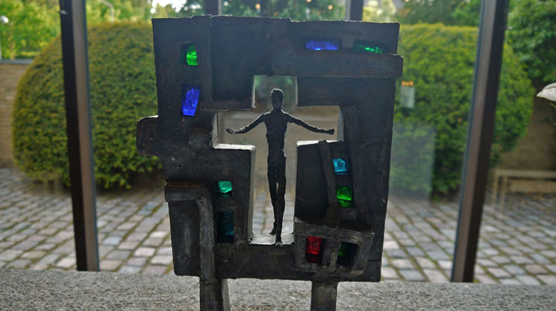 Påskemotiv: Denne skulpturen som står på alteret i Vestervang kirke i Helsingør, symboliserer selve påsken for Karen Hjertholm. Den er laget av Hein Heinsen, som senere stod for korsutsmykningen over alteret i Søreide kirke. Dette motivet er også forsidebildet på Refleks nr. 1-25. (Foto: modernekirkekunst.dk)