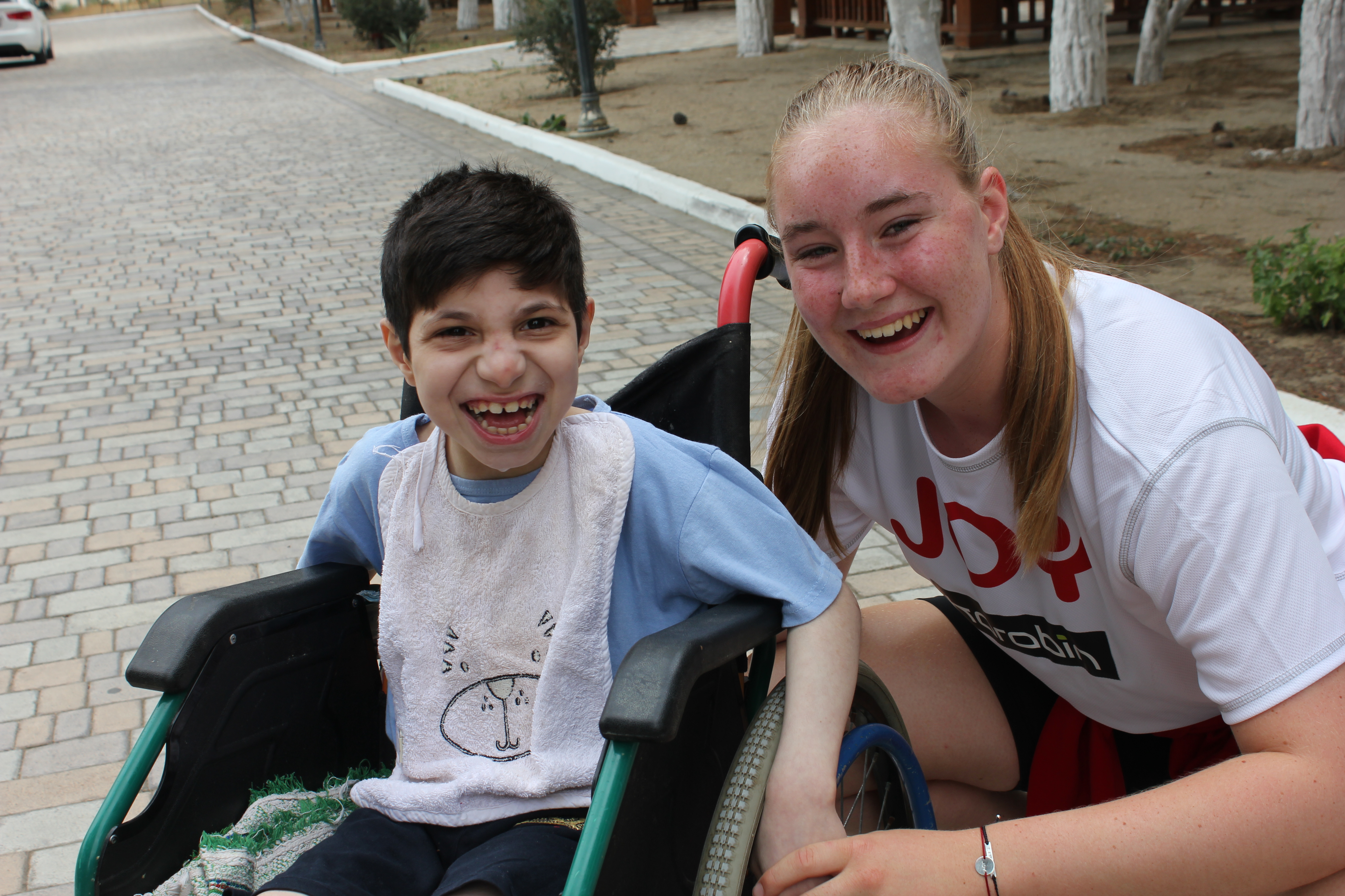 Frida hjelper barnehjemsbarn i Aserbajdsjan Foto: PRIVAT
