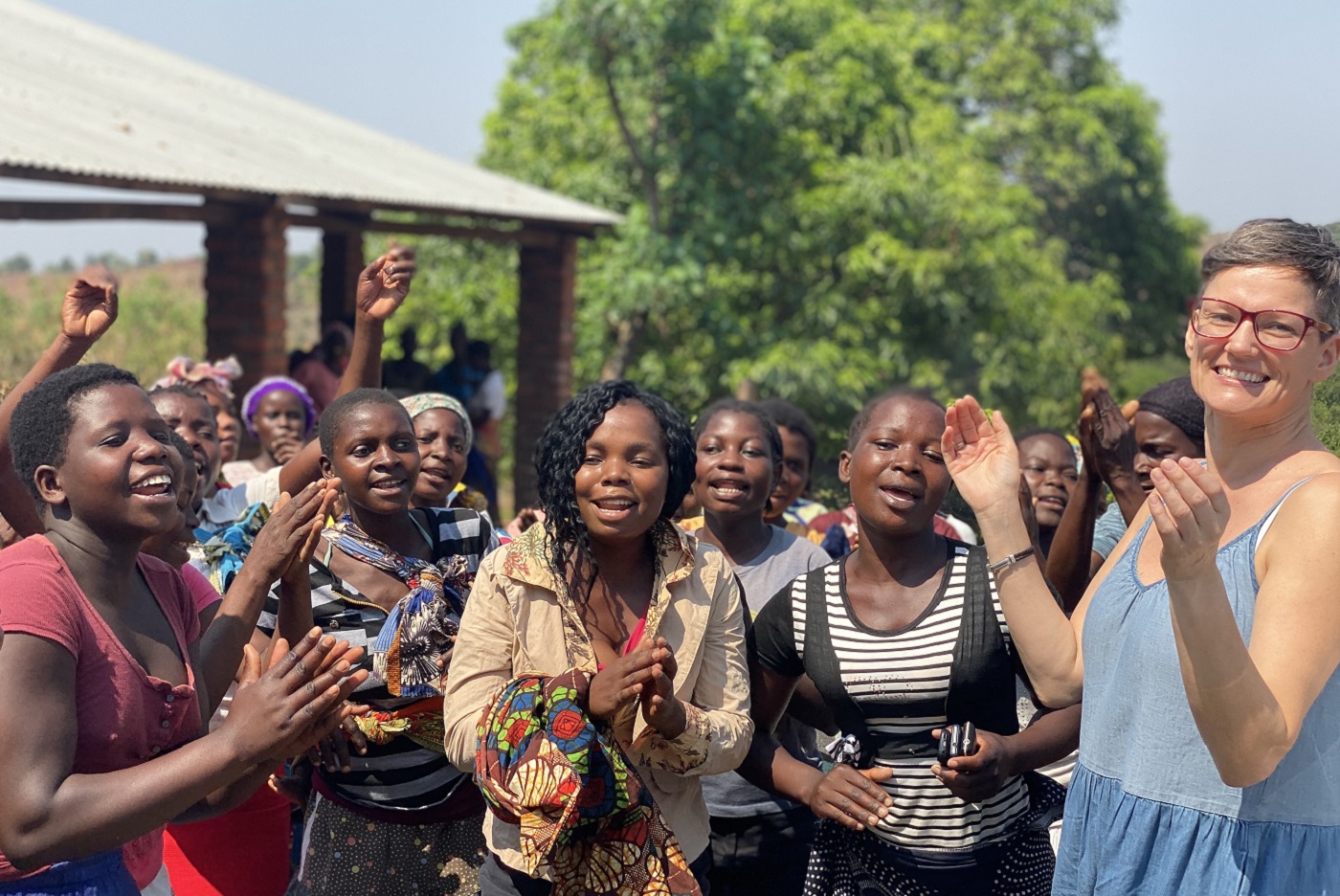 Den norske gruppen ble møtt med gledelig velkomstsant i Didi, Malawi. Til høyre Lena Rós Matthíasdóttir, Haug kirke, Hønefoss.