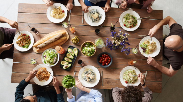 Samle hele familien til middag i Storetveit menighetshus. Her er alle generasjoner velkommen. Foto: unsplash.com