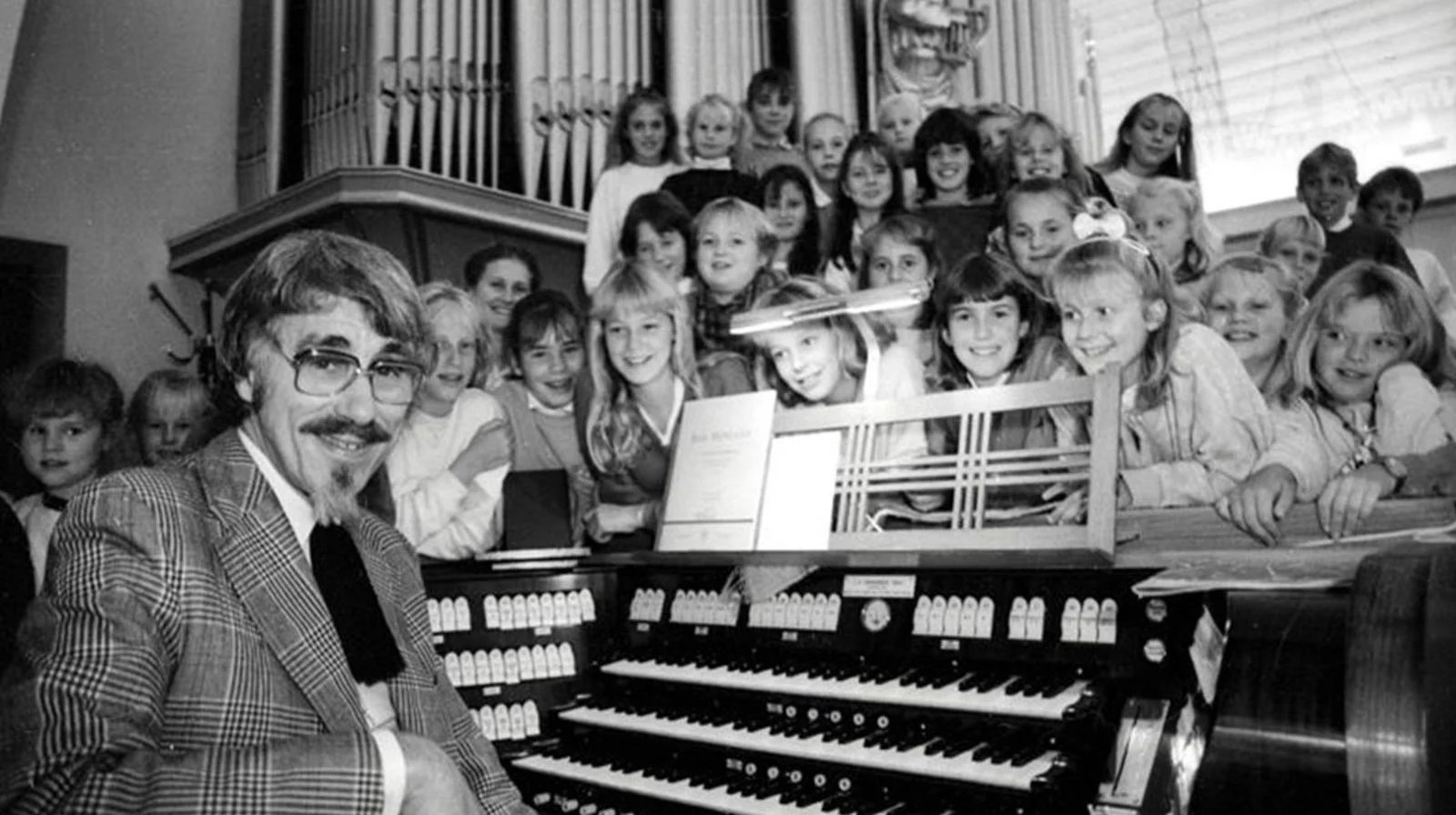 Utover det å være en svært anerkjent og produktiv komponist var Egil Hovland også kjent (og kjær) i Fredrikstad for sitt arbeid som organist i Glemmen kirke, hvor han blant annet ledet et stort barnekorarbeid. Foto: Svein Kristiansen.