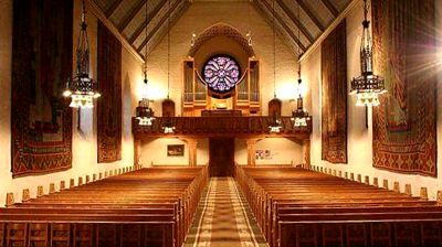 Kirkerommet på Storetveit, foto mot orgel og rosevindu.