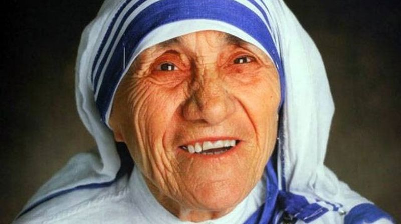 Mor Teresa drev et utstrakt arbeid blant slummen i India og fikk i 1979 fredspris for arbeidet. Hun ble kanonisert som helgen i 2016.
