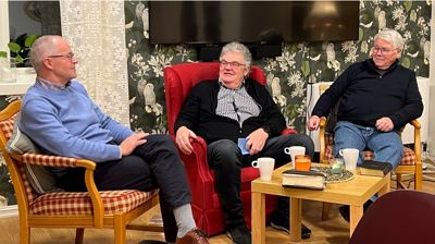 John Kristian Gramstad Rolfsnes, Hans Jakob Berg og Jarle Veland i samtale ved en av fjorårets samlinger. Foto: Marit Graue 