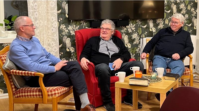John Kristian Gramstad Rolfsnes, Hans Jakob Berg og Jarle Veland i samtale ved en av fjorårets samlinger. Foto: Marit Graue