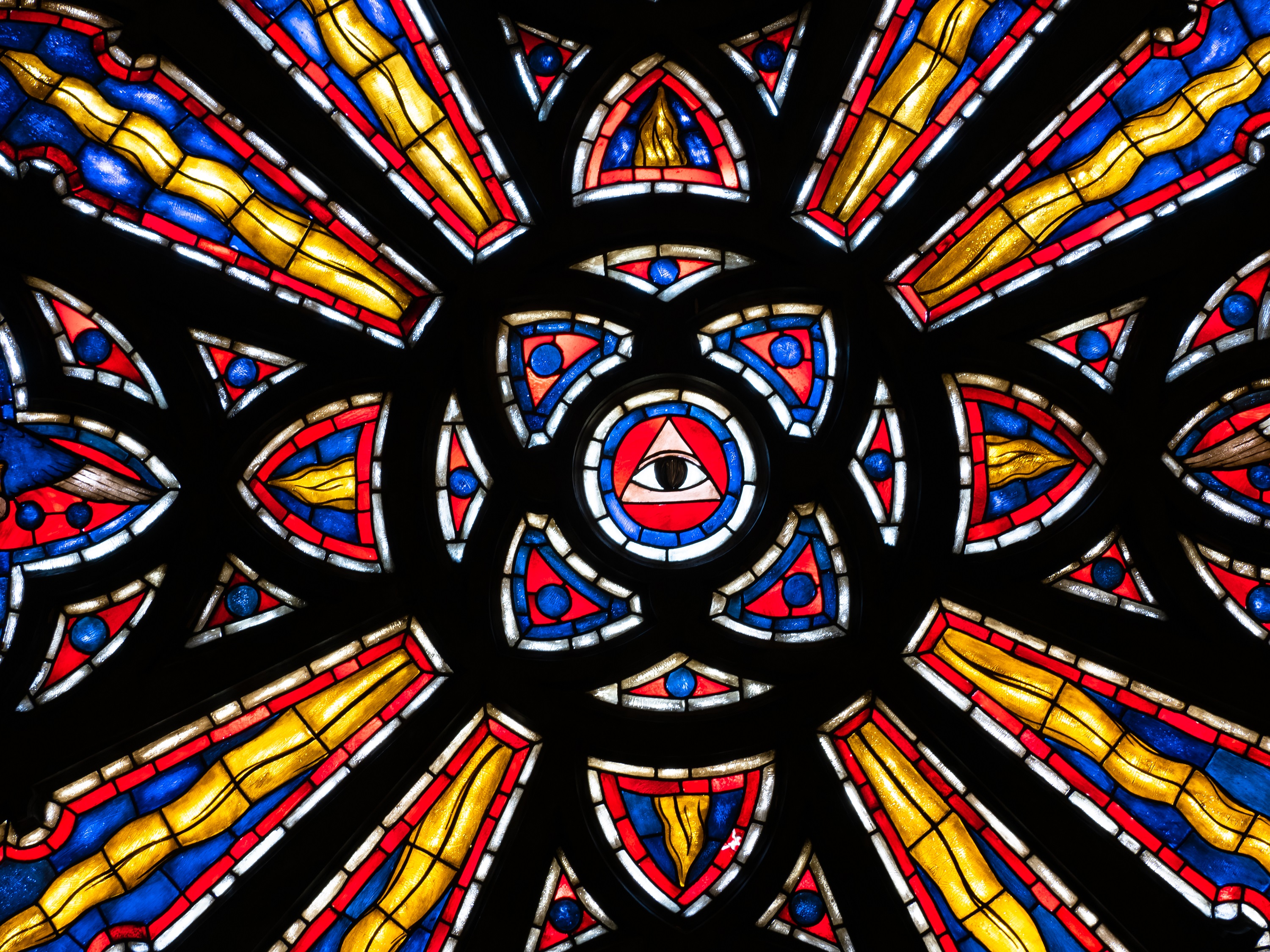 "Guds øye". Detalj fra Storetveit kirkes rosevindu på vestveggen. Foto: Åse Solvi