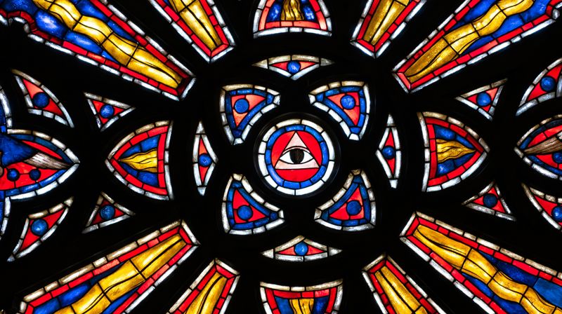 "Guds øye". Detalj fra Storetveit kirkes rosevindu på vestveggen. Foto: Åse Solvi