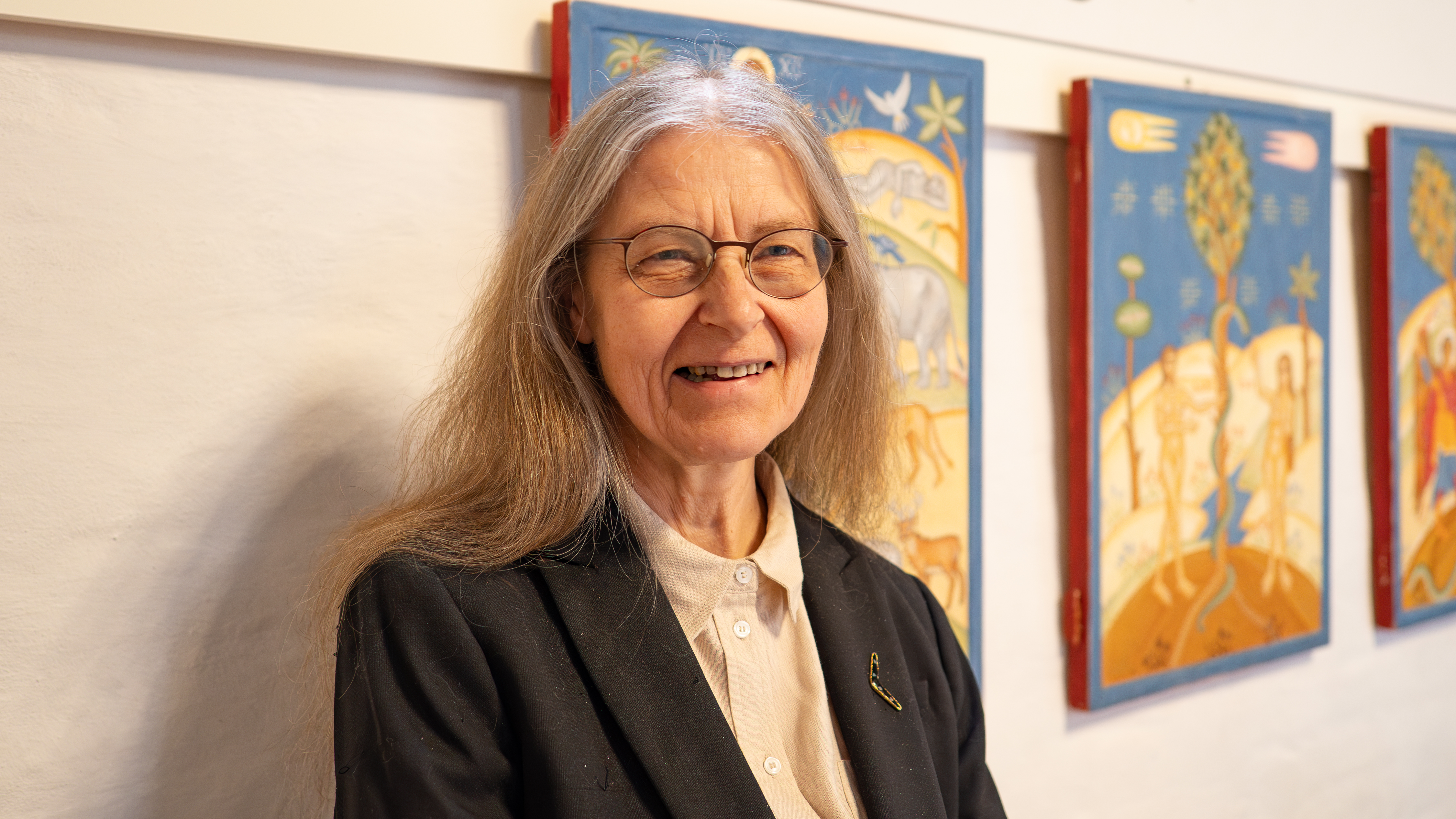 Ikon-kunstner Solrunn Nes stiller ut arbeidene sine i Storetveit kirke (Foto: Åse Solvi) 