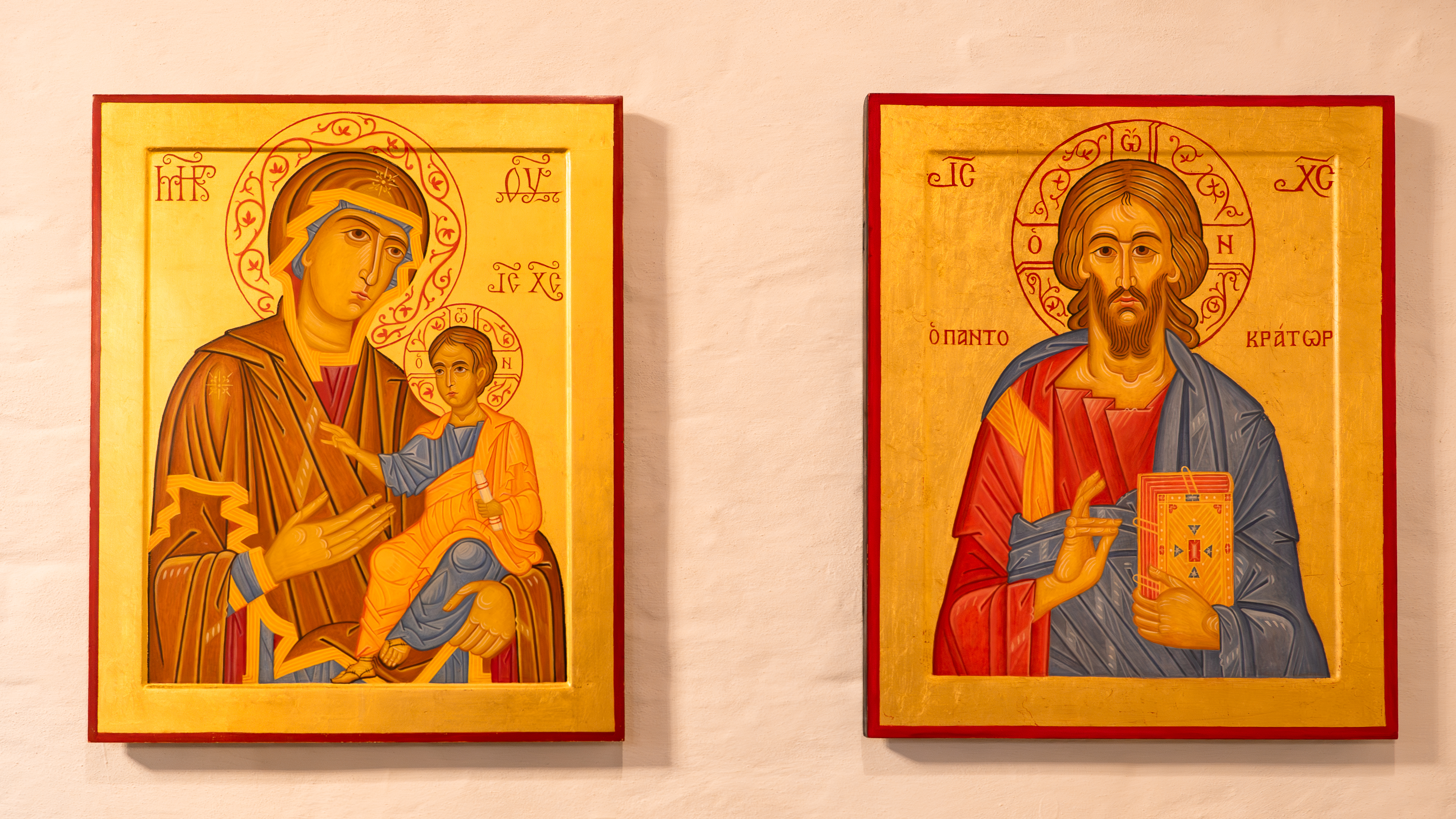 Ikonene "Maria veiviseren" (tv) og "Kristus allherskeren" (th), som henger i Storetveit kirke, er begge malt av Solrunn Nes og har blitt gitt i gave til menigheten av privatpersoner.