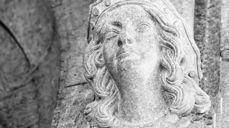 Hvem er kvinnen som skuer ned fra veggen i kirkerommet - Himmeldronningen Maria, Jesu mor, eller den irske dronning Sunniva, som ble Bergens vernehelgen? I tidligere tider trakk man en parallell mellom Jomfru Maria og den irske jomfruen på Selja; mens Maria ble Kirkens Mor fordi hun fødte Kristus, sa man at Sunniva gjennom sin martyrdød fødte kristendommen i Norge. Foto: Åse Solvi