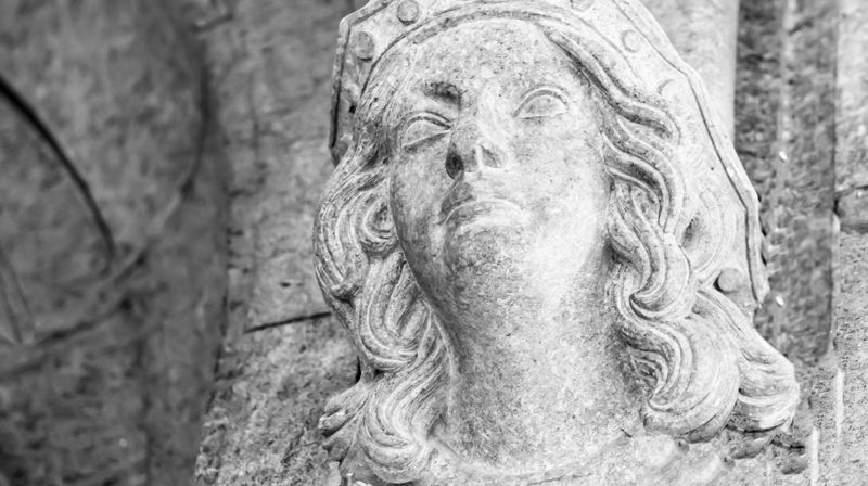 Hvem er kvinnen som skuer ned fra veggen i kirkerommet - Himmeldronningen Maria, Jesu mor, eller den irske dronning Sunniva, som ble Bergens vernehelgen? I tidligere tider trakk man en parallell mellom Jomfru Maria og den irske jomfruen på Selja; mens Maria ble Kirkens Mor fordi hun fødte Kristus, sa man at Sunniva gjennom sin martyrdød fødte kristendommen i Norge. Foto: Åse Solvi