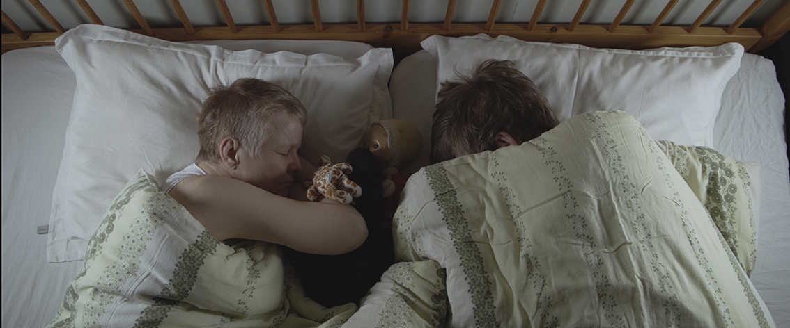 I "Tvillingsong" følger vi søstrene Eli og Toril (52) gjennom den siste tiden de har sammen. Filmstill/foto: Kieran Kolle / Aldeles