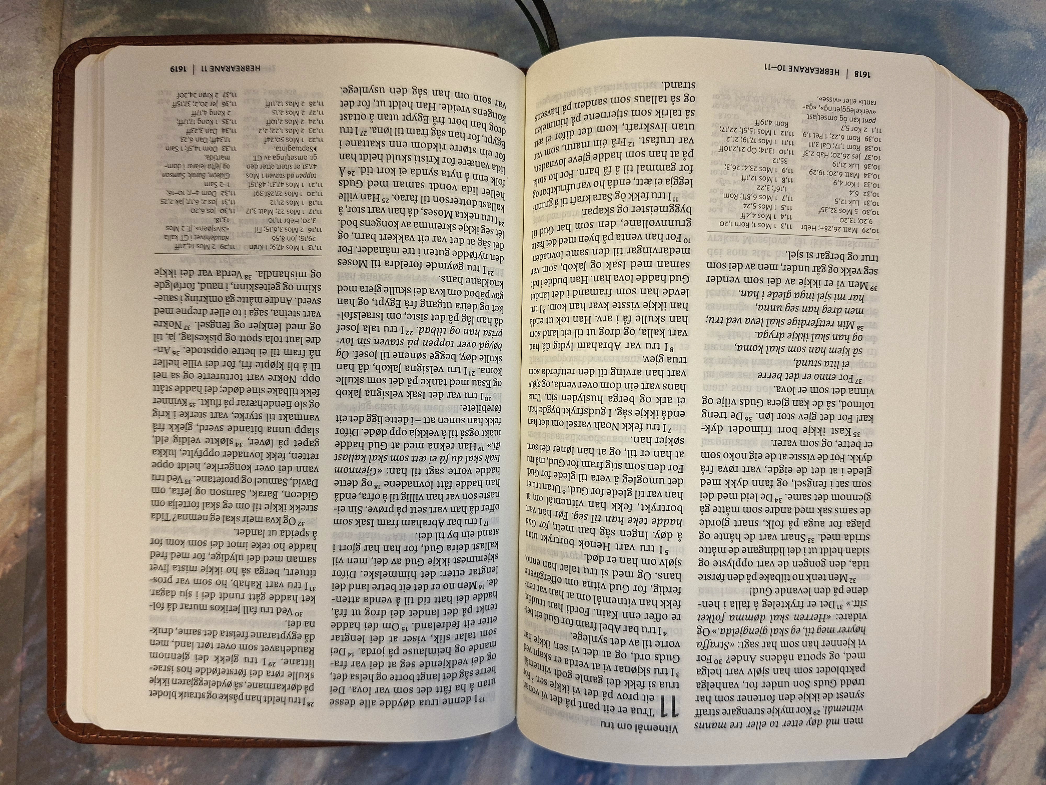 Bibel oppslegen på Hebrearbrevet kapittel 11.