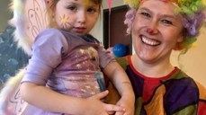 Illustrasjon 1: Pedagogisk leiar i Noa, Irene Liseth, saman med  Ella Sofie