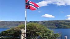 Flagget vårt - med utsikt mot Sørfjorden (foto: IF)